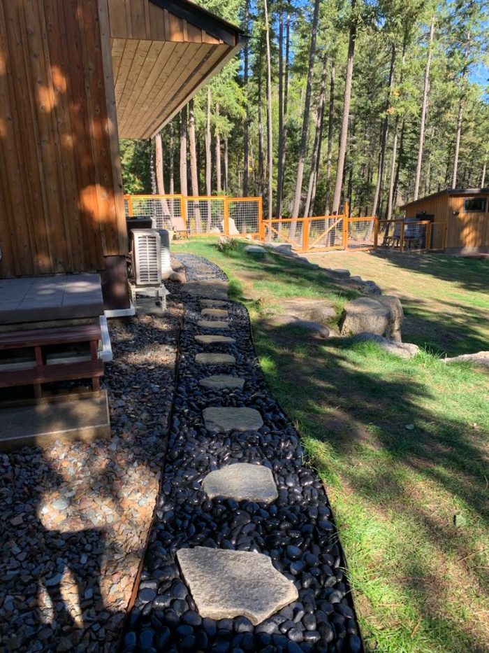 hut decoration with beach black pebbles